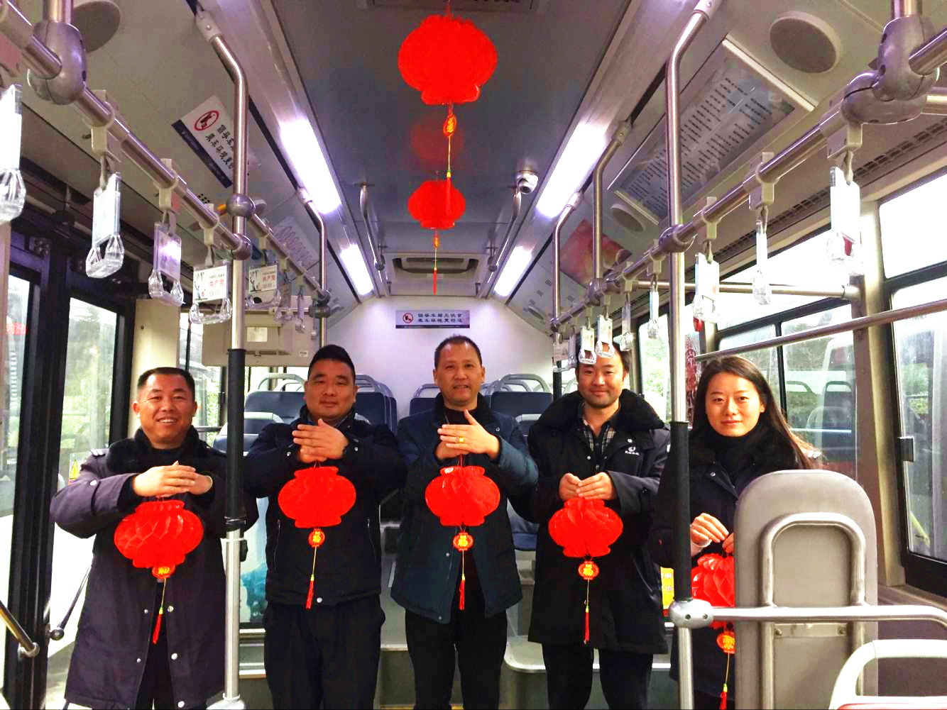 公交8路、25路給市民添年味.jpg