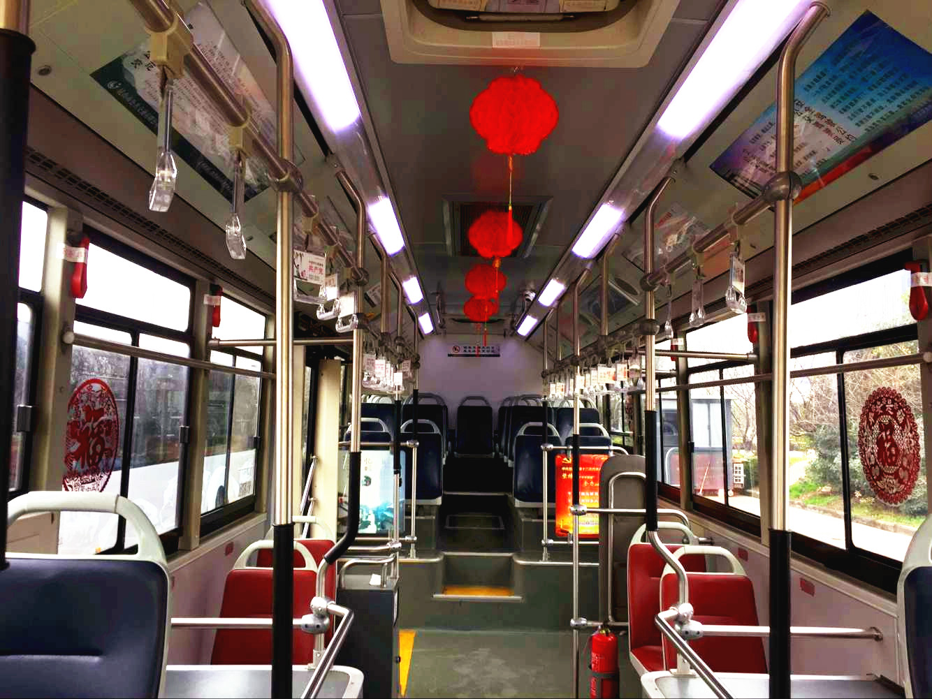 公交8路、25路給市民添年味4.jpg