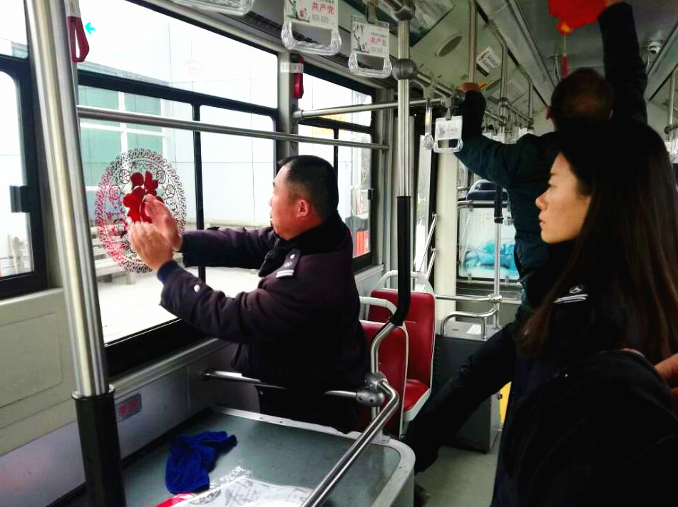 公交8路、25路給市民添年味2.JPG