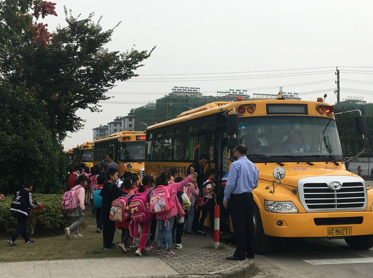 錦溪中心小學(xué)辟校車專用區(qū)域.JPG