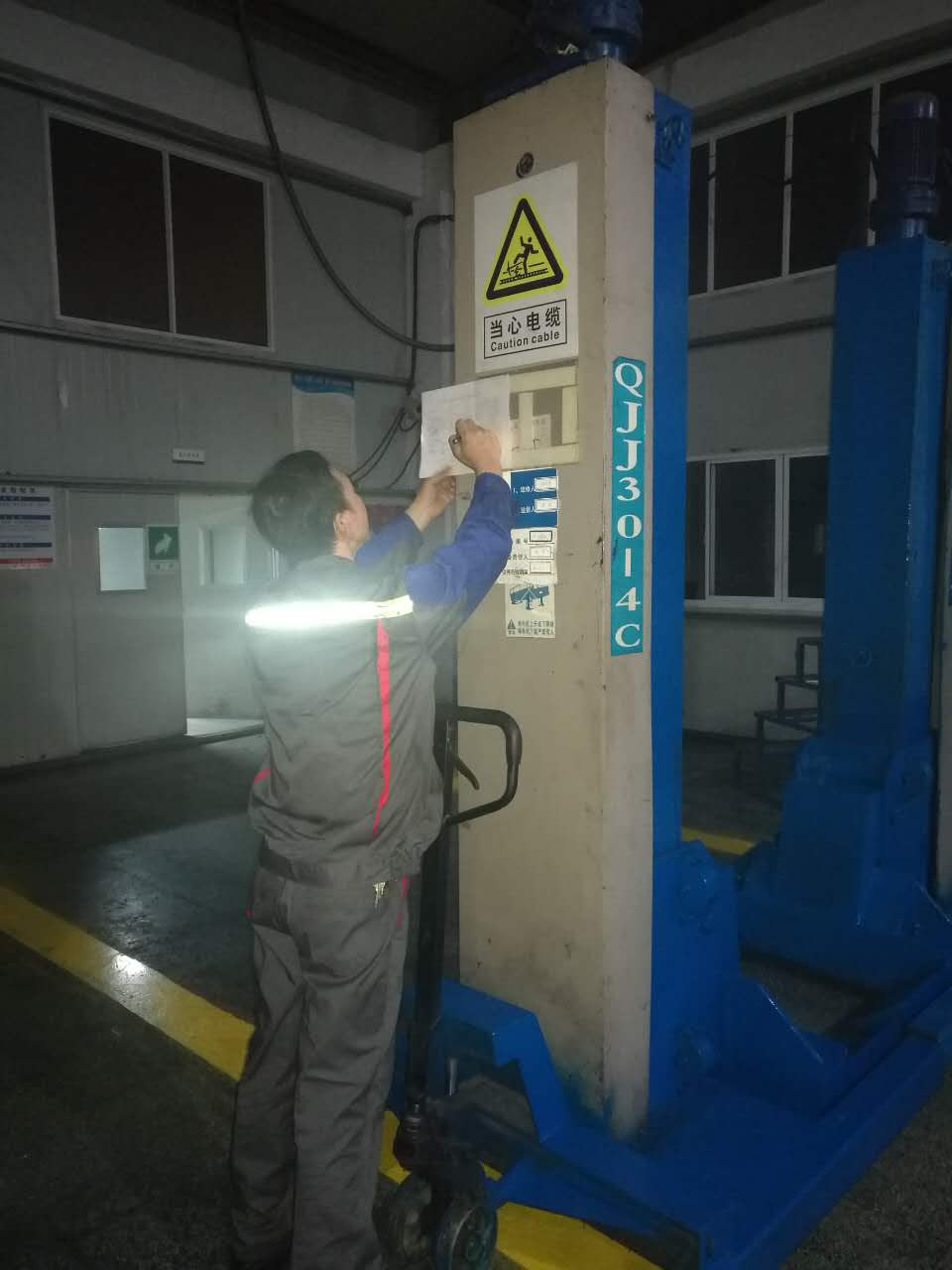 春運第一天，車間維修師傅在為設(shè)備做點檢.jpg