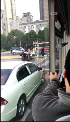 16路公交司機(jī)勇救火.jpg