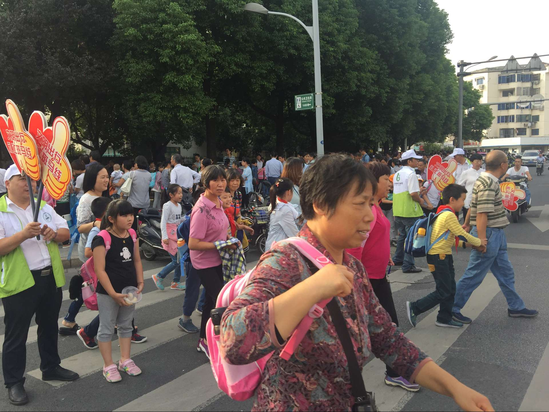陽光車隊(duì)禮讓斑馬線.png 陽光車隊(duì)禮讓斑馬線.png