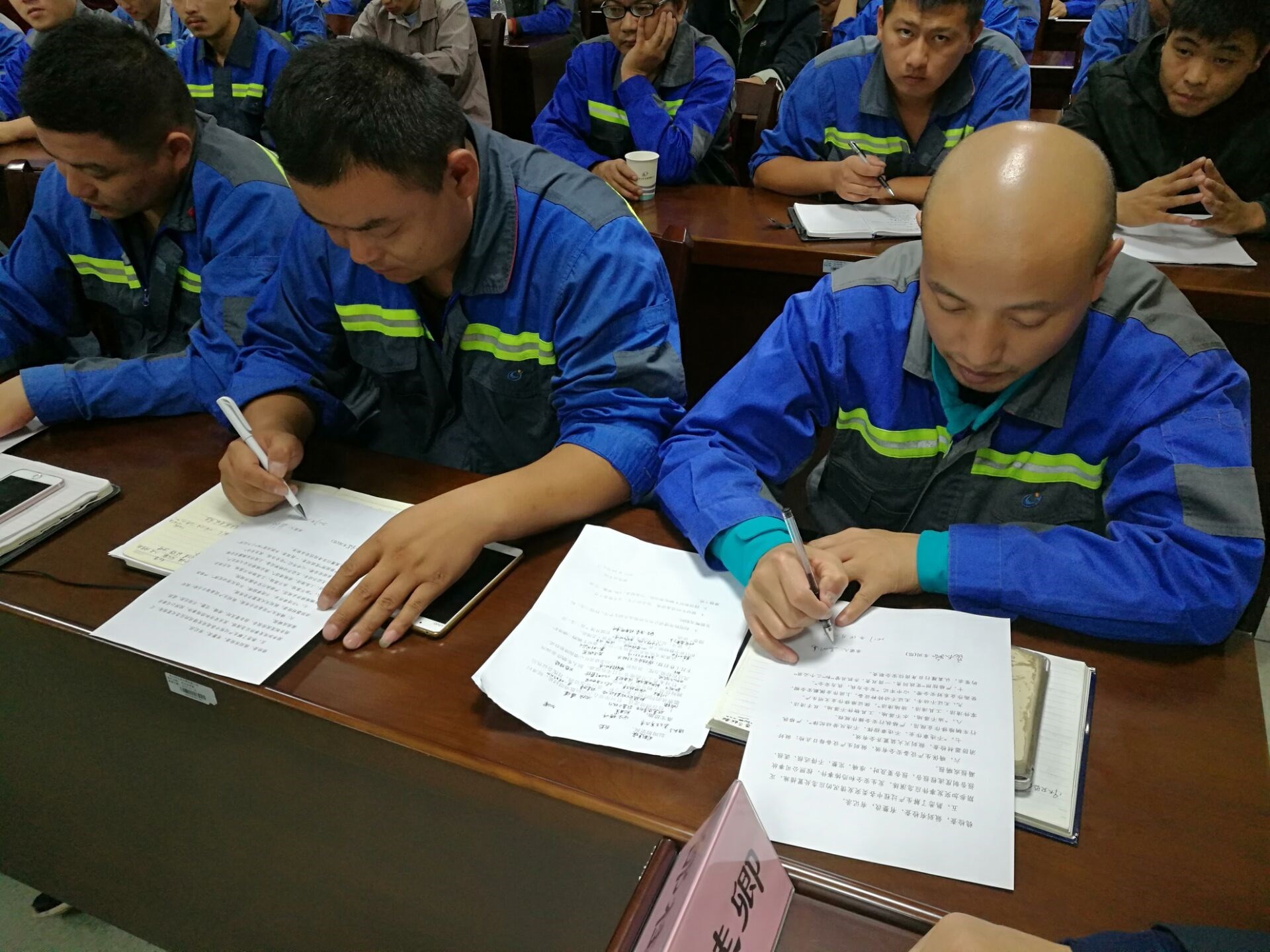 修理簽訂十九大安全和反恐維穩(wěn)承諾書1.jpg 修理簽訂十九大安全和反恐維穩(wěn)承諾書1.jpg