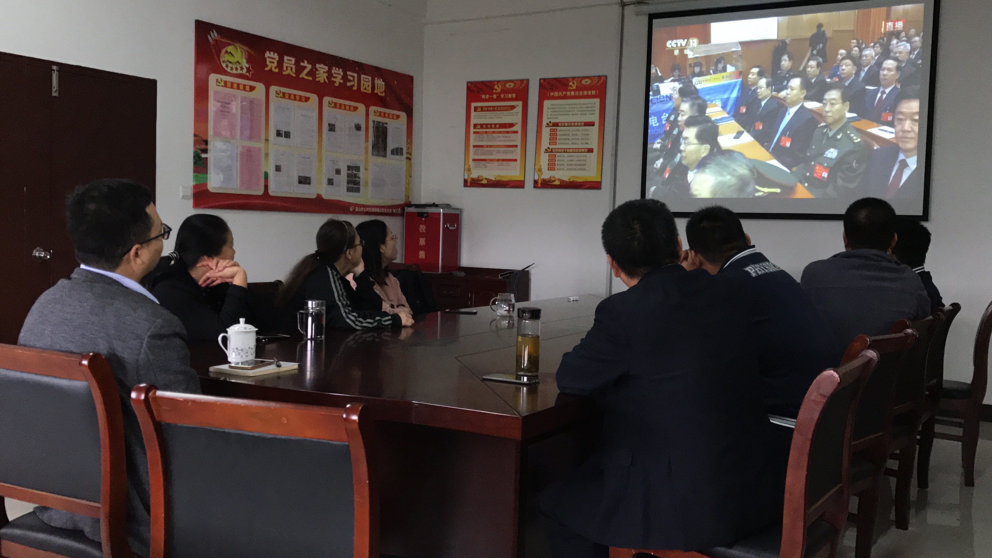 公交五支部組織收看十九大開幕會(huì).jpg 公交五支部組織收看十九大開幕會(huì).jpg