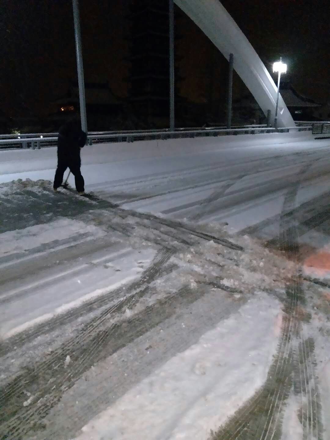 二分公司對公交路段橋梁及首末站巡查除雪.jpg 二分公司對公交路段橋梁及首末站巡查除雪.jpg