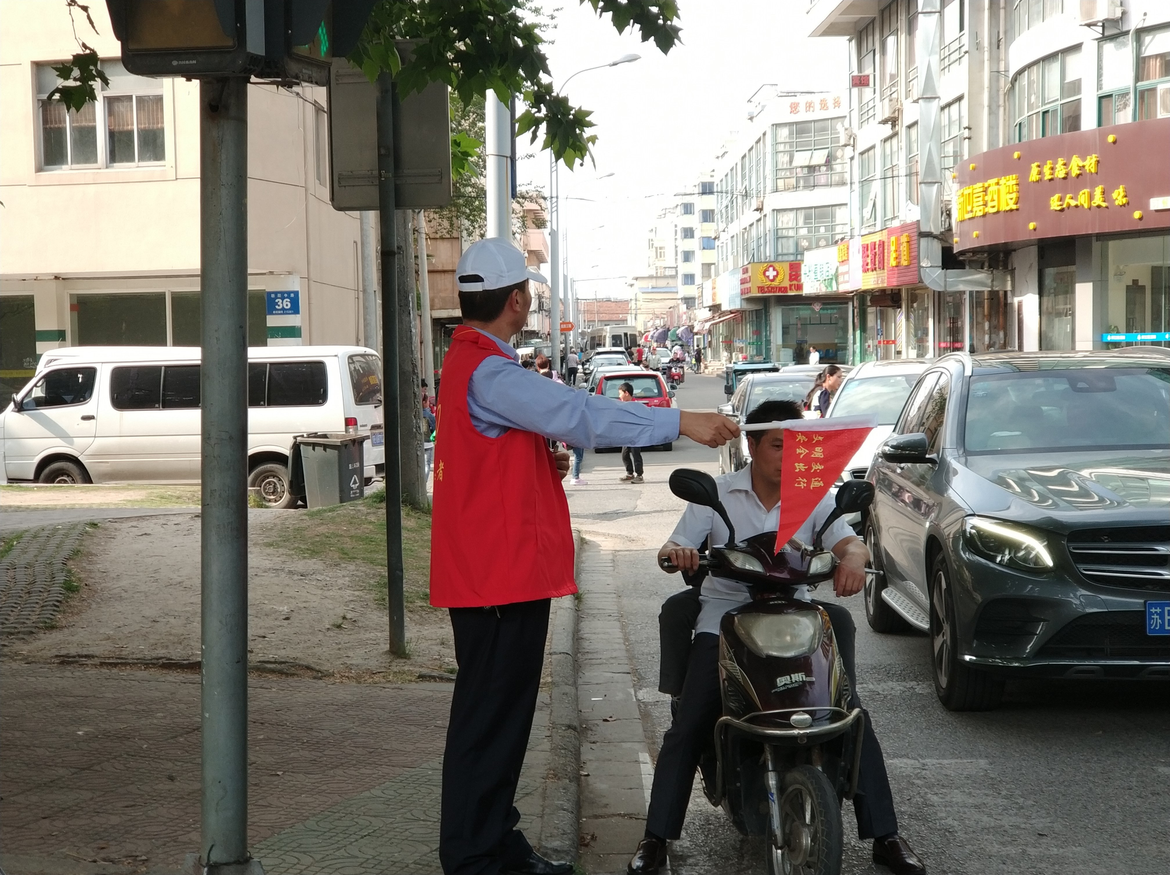 5月4日公交集團(tuán)五支部在珠江小學(xué)、三中心小學(xué)附件路口站點(diǎn)開(kāi)展文明乘車督導(dǎo)志愿活動(dòng) 1.jpg 5月4日公交集團(tuán)五支部在珠江小學(xué)、三中心小學(xué)附件路口站點(diǎn)開(kāi)展文明乘車督導(dǎo)志愿活動(dòng) 1.jpg