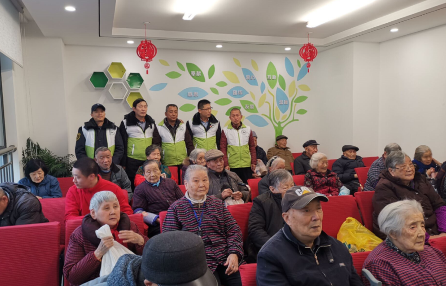 109路、125路班組為敬老院老人送春節(jié)祝福.png 109路、125路班組為敬老院老人送春節(jié)祝福.png
