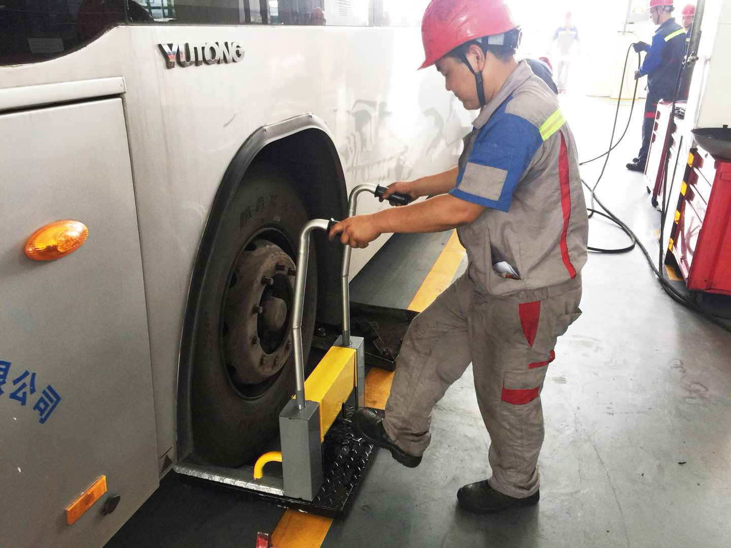 輪胎拆卸轉運車.JPG 輪胎拆卸轉運車.JPG