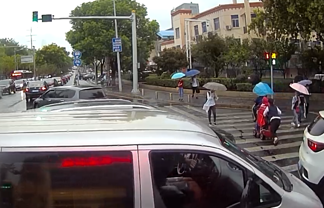 5路吉沐兄雨中幫助殘疾人過馬路2.png 5路吉沐兄雨中幫助殘疾人過馬路2.png