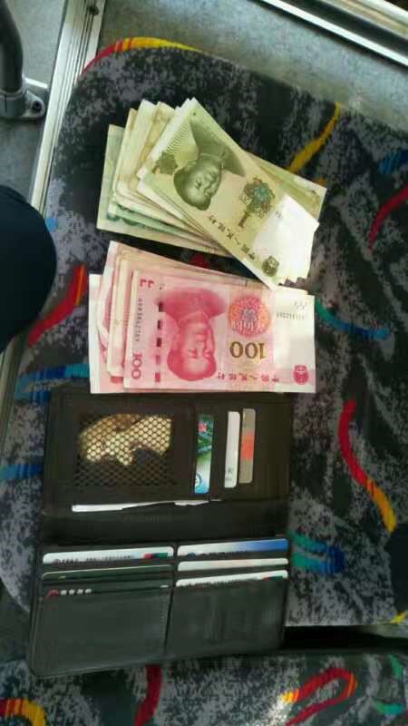 16路駕駛員顧品春拾金不昧2.jpg