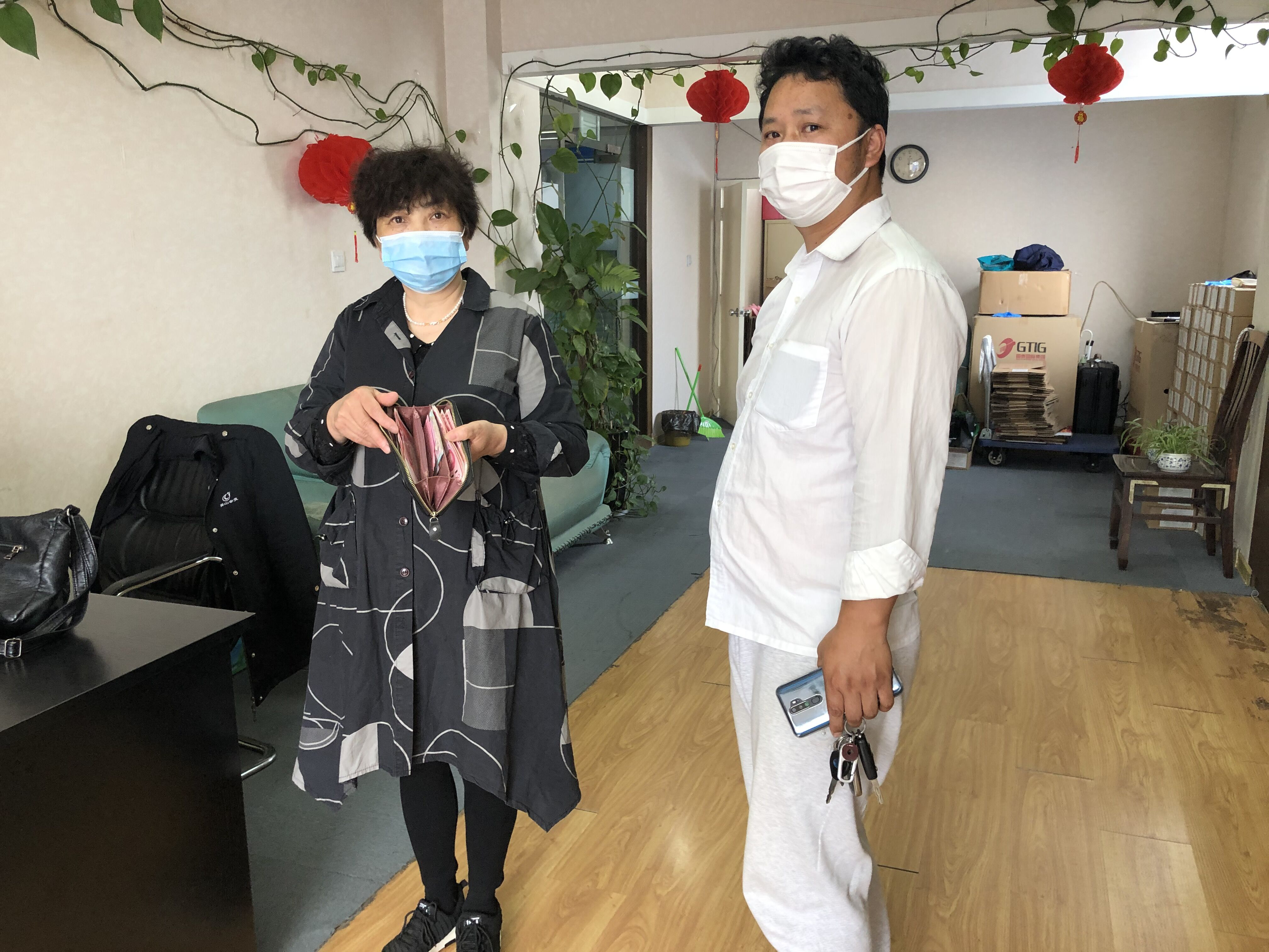 05.09出租車駕駛員何修雷撿到千元現(xiàn)金歸還失主.png 05.09出租車駕駛員何修雷撿到千元現(xiàn)金歸還失主.png
