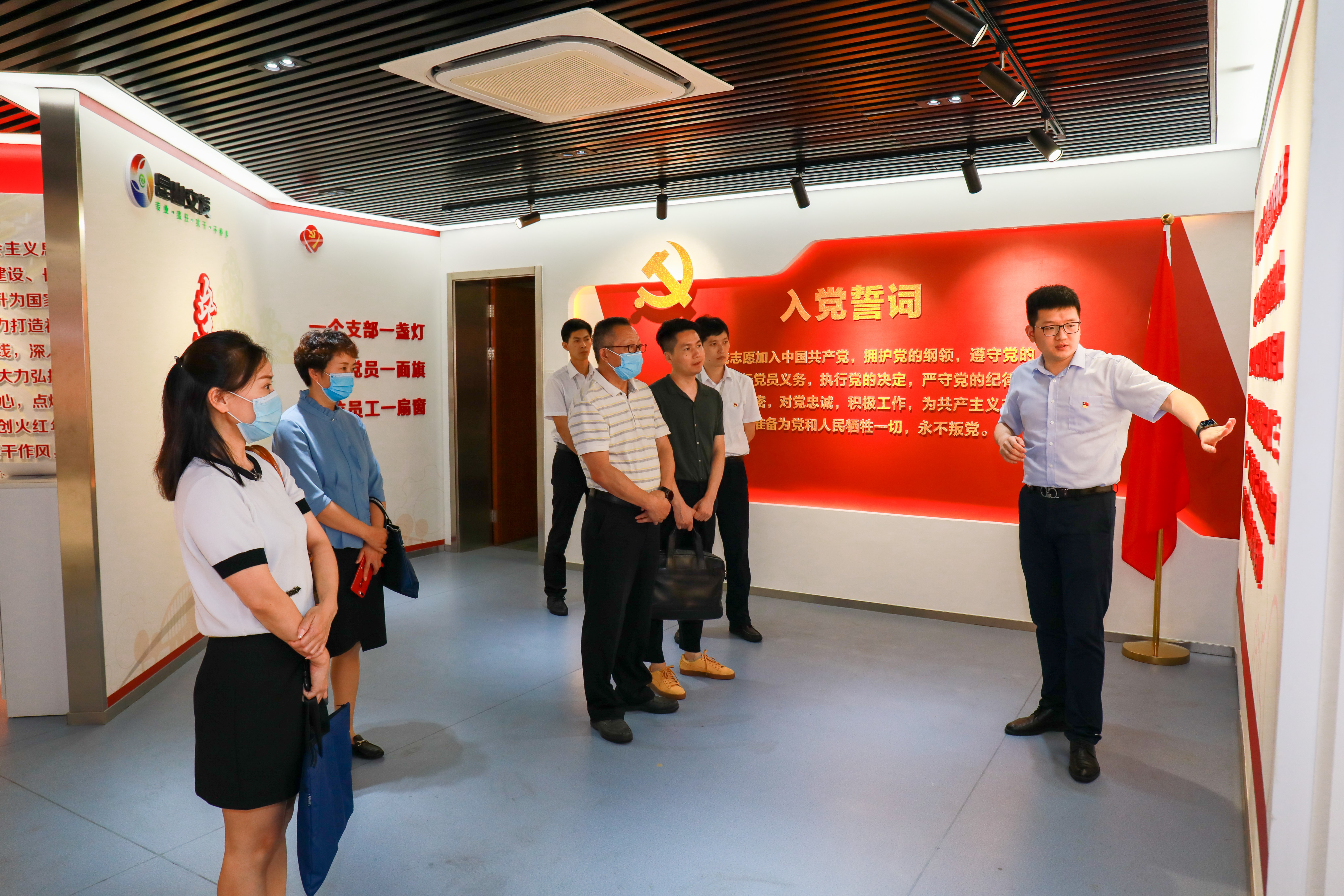 參觀交發(fā)展示廳 參觀交發(fā)展示廳