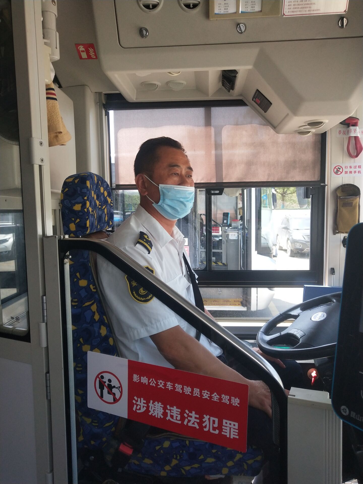 外國(guó)乘客對(duì)公交駕駛員豎起大拇指-駕駛員.jpg 外國(guó)乘客對(duì)公交駕駛員豎起大拇指-駕駛員.jpg