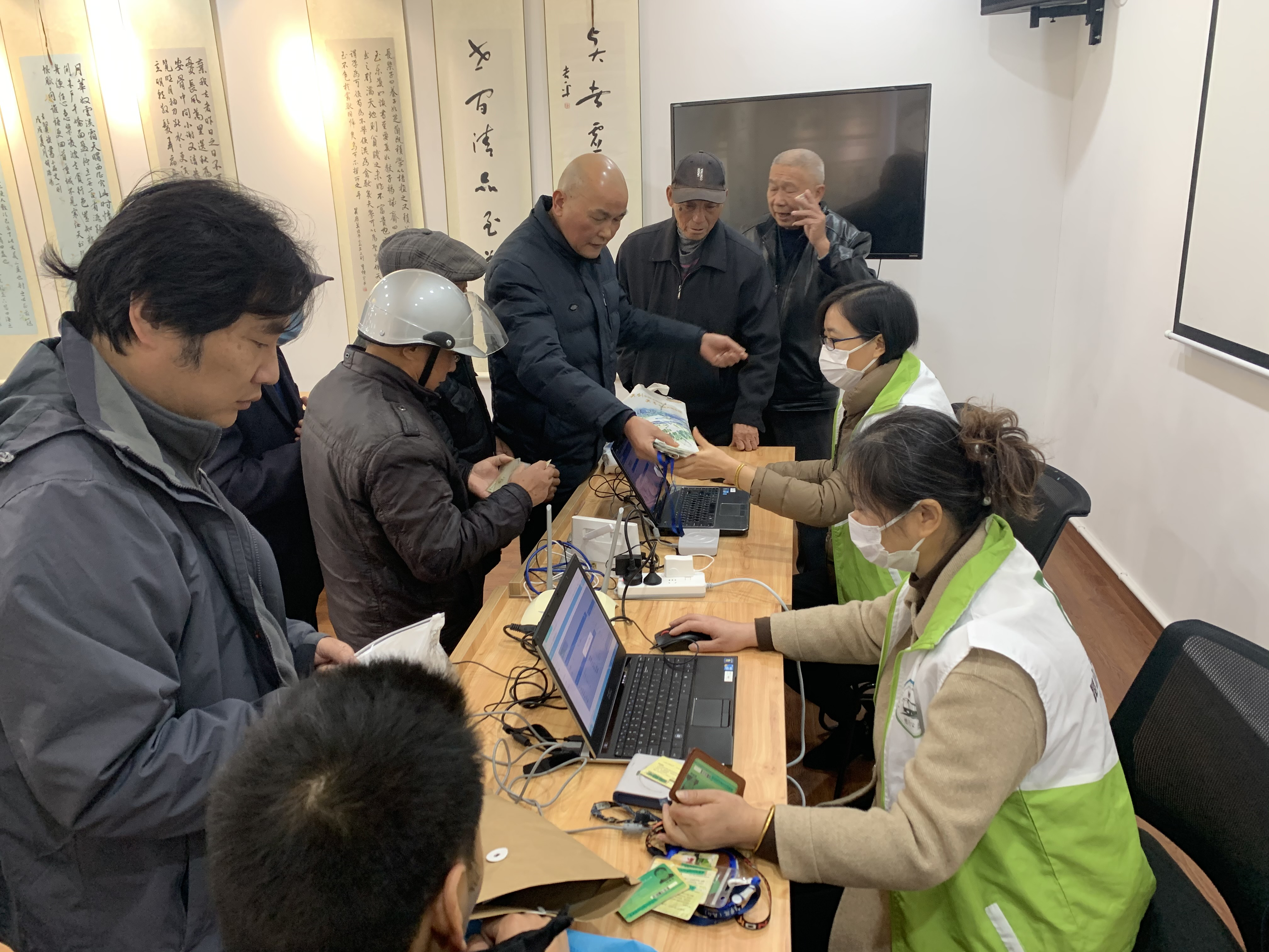 2020年度公交老年卡、愛心卡年審下鄉(xiāng)志愿服務(wù)現(xiàn)場.png 2020年度公交老年卡、愛心卡年審下鄉(xiāng)志愿服務(wù)現(xiàn)場.png